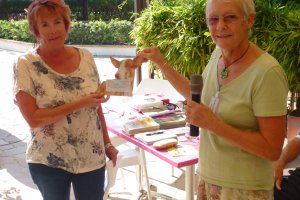 Donan 500 euros a la protectora de animales APASA