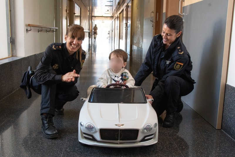 La Policía Nacional visita a los niños en la Planta de Pediatría del Hospital de Dénia La Policía Nacional visita a los niños en la Planta de Pediatría del Hospital de Dénia