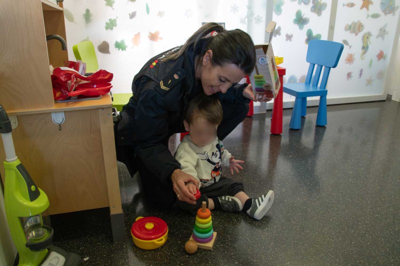 La Policía Nacional visita a los niños en la Planta de Pediatría del Hospital de Dénia La Policía Nacional visita a los niños en la Planta de Pediatría del Hospital de Dénia