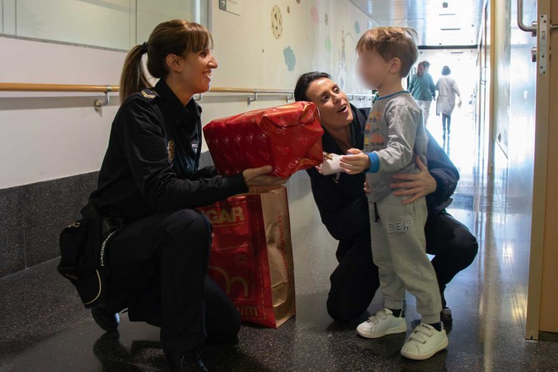 La Policía Nacional visita a los niños en la Planta de Pediatría del Hospital de Dénia La Policía Nacional visita a los niños en la Planta de Pediatría del Hospital de Dénia