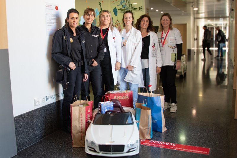 La Policía Nacional visita a los niños en la Planta de Pediatría del Hospital de Dénia La Policía Nacional visita a los niños en la Planta de Pediatría del Hospital de Dénia