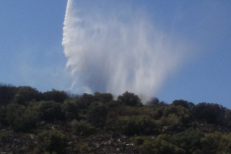 Continúan las tareas de extinción del incendio de la Vall de Gallinera  Continúan las tareas de extinción del incendio de la Vall de Gallinera