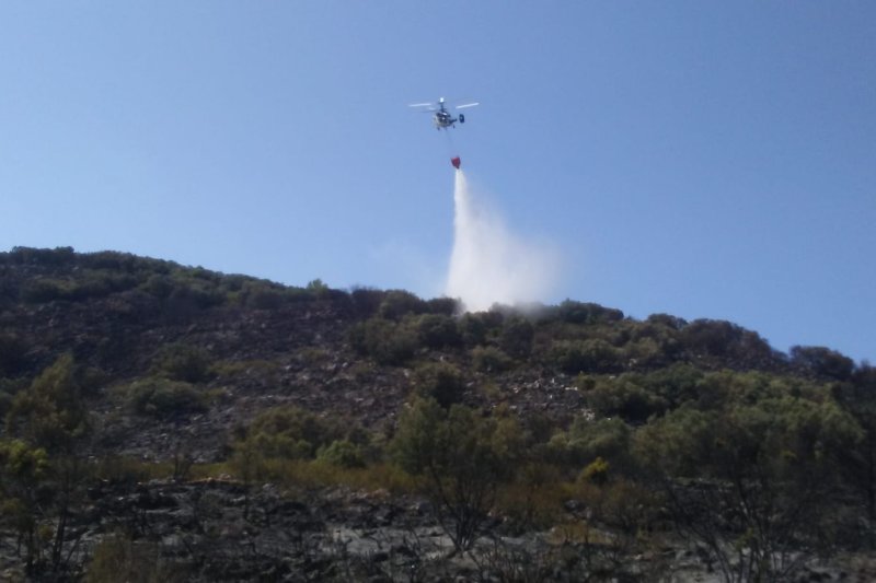 Continúan las tareas de extinción del incendio de la Vall de Gallinera  Continúan las tareas de extinción del incendio de la Vall de Gallinera
