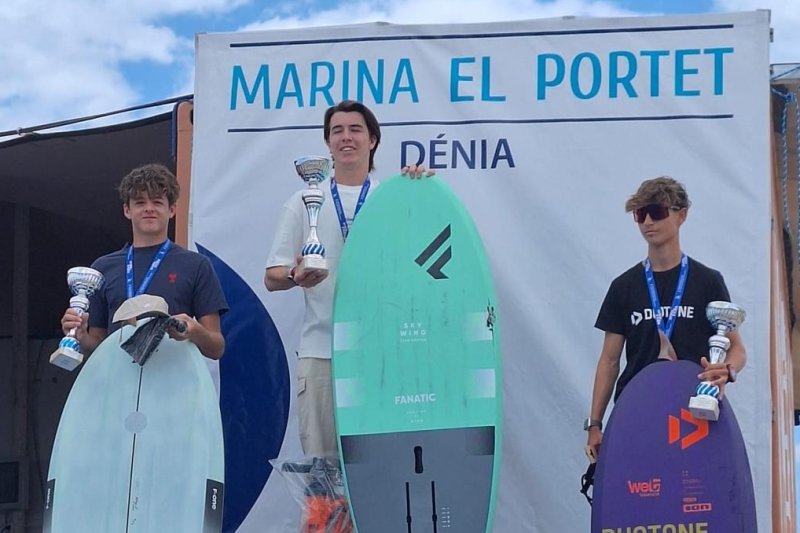 Pedro Simó, Marián Sendra y Simón Codoñer ganan en el autonómico de Wingfoil disputado en Dénia Pedro Simó, Marián Sendra y Simón Codoñer ganan en el autonómico de Wingfoil disputado en Dénia