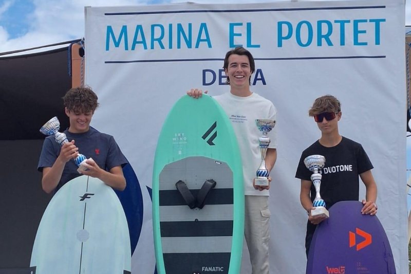 Pedro Simó, Marián Sendra y Simón Codoñer ganan en el autonómico de Wingfoil disputado en Dénia Pedro Simó, Marián Sendra y Simón Codoñer ganan en el autonómico de Wingfoil disputado en Dénia