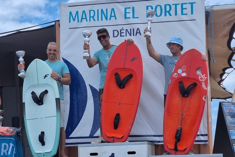 Pedro Simó, Marián Sendra y Simón Codoñer ganan en el autonómico de Wingfoil disputado en Dénia Pedro Simó, Marián Sendra y Simón Codoñer ganan en el autonómico de Wingfoil disputado en Dénia