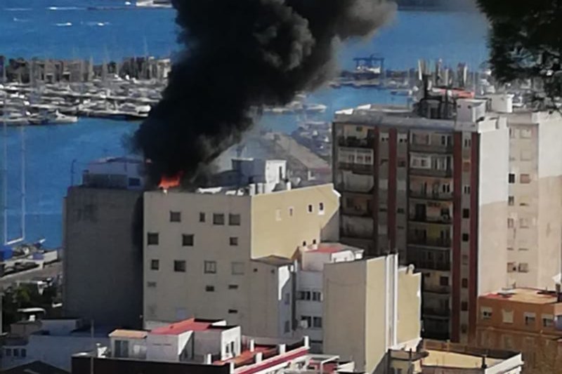 El incendio en dos edificios de Dénia obliga a desalojar a decenas de vecinos   El incendio en dos edificios de Dénia obliga a desalojar a decenas de vecinos