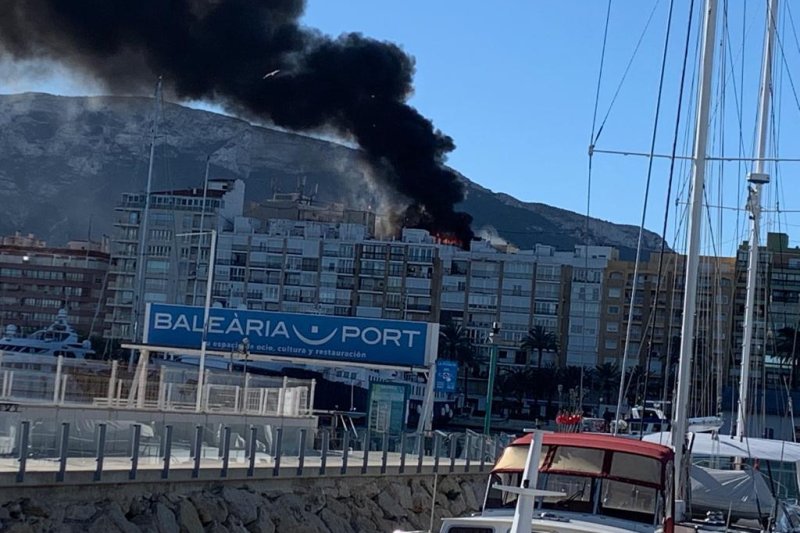 El incendio en dos edificios de Dénia obliga a desalojar a decenas de vecinos   El incendio en dos edificios de Dénia obliga a desalojar a decenas de vecinos