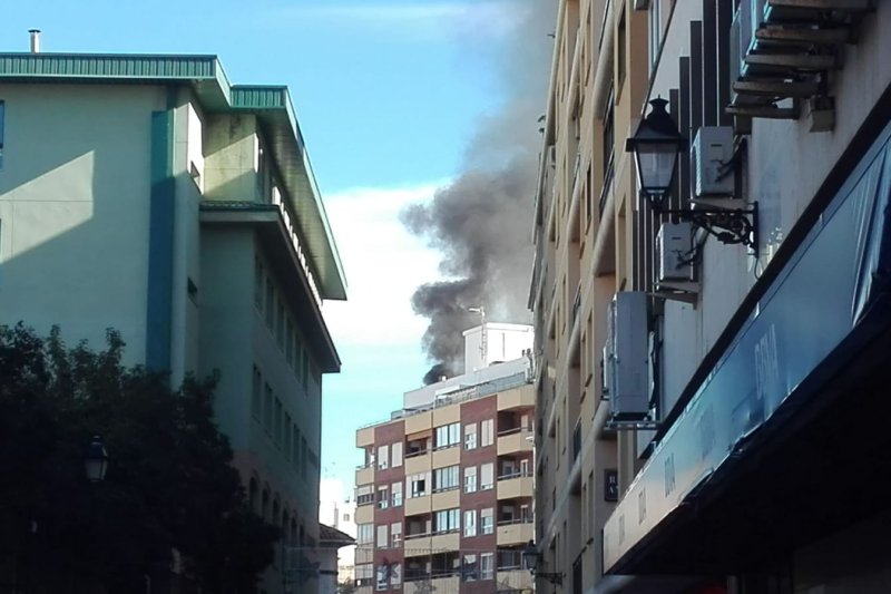 El incendio en dos edificios de Dénia obliga a desalojar a decenas de vecinos   El incendio en dos edificios de Dénia obliga a desalojar a decenas de vecinos