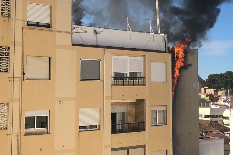 El incendio en dos edificios de Dénia obliga a desalojar a decenas de vecinos   El incendio en dos edificios de Dénia obliga a desalojar a decenas de vecinos