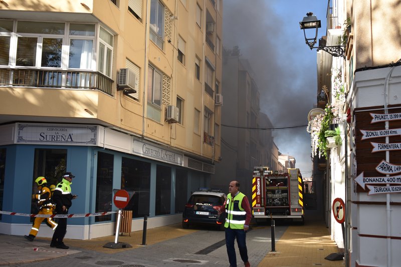 El incendio en dos edificios de Dénia obliga a desalojar a decenas de vecinos   El incendio en dos edificios de Dénia obliga a desalojar a decenas de vecinos