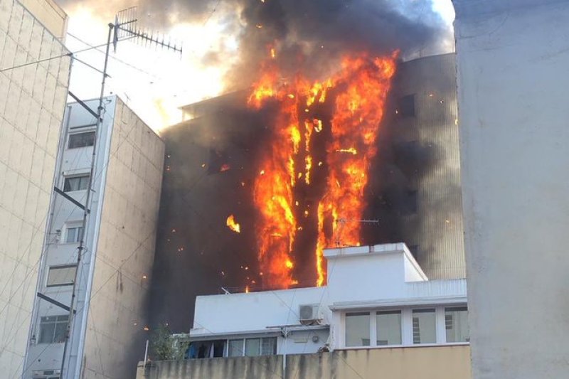 El incendio en dos edificios de Dénia obliga a desalojar a decenas de vecinos   El incendio en dos edificios de Dénia obliga a desalojar a decenas de vecinos