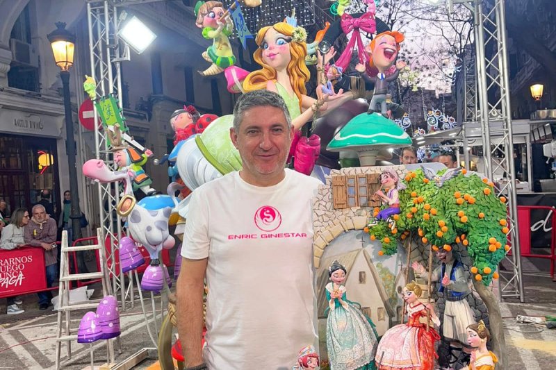 El artista Enric Ginestar vuelve a conseguir el ninot indultat infantil de la fallas de Valencia  El artista Enric Ginestar vuelve a conseguir el ninot indultat infantil de la fallas de Valencia