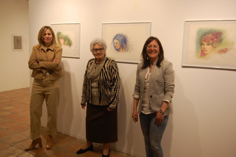 Rosa Sastre ofrece una colección de retratos imaginarios en el Centro de Exposiciones de Pego Rosa Sastre ofrece una colección de retratos imaginarios en el Centro de Exposiciones de Pego
