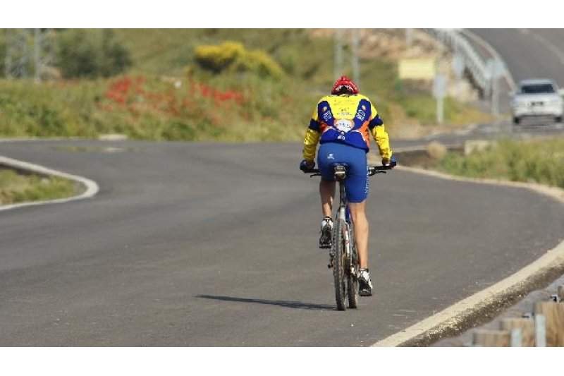 Un ciclista sufre un fuerte golpe en la carretera de Les Planes  Un ciclista sufre un fuerte golpe en la carretera de Les Planes