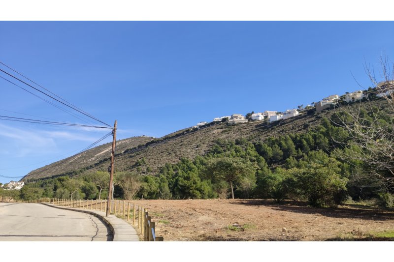 Benitatxell recupera una zona verde degradada por los vertidos incontrolados en la zona de Vall del Portet Benitatxell recupera una zona verde degradada por los vertidos incontrolados en la zona de Vall del Portet