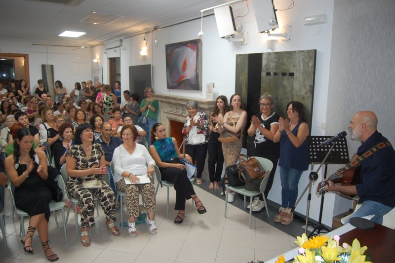 El Grup de Dones Cabal de Pego homenatja a la professora de música, Llúcia Mengual El Grup de Dones Cabal de Pego homenatja a la professora de música, Llúcia Mengual