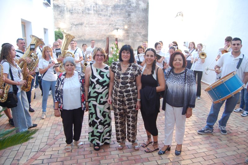El Grup de Dones Cabal de Pego homenatja a la professora de música, Llúcia Mengual El Grup de Dones Cabal de Pego homenatja a la professora de música, Llúcia Mengual
