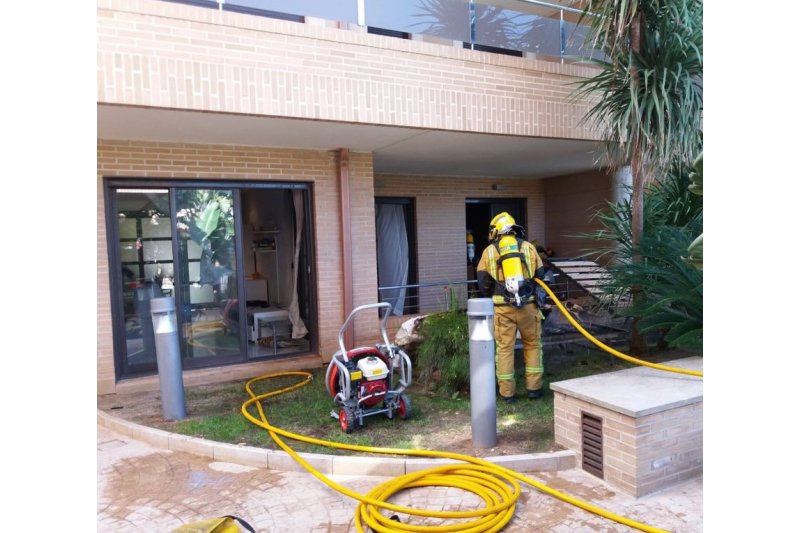 Cuarenta personas desalojadas por un incendio en un edificio de Xàbia  Cuarenta personas desalojadas por un incendio en un edificio de Xàbia