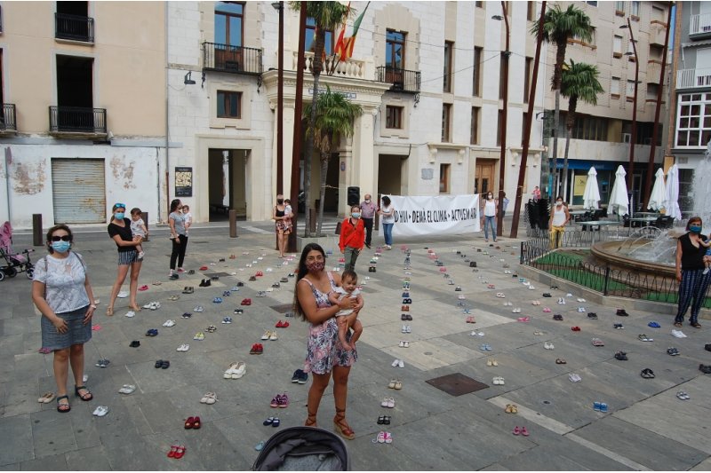 Concentración con zapatos infantiles en Pego para reivindicar el freno del cambio climático  Concentración con zapatos infantiles en Pego para reivindicar el freno del cambio climático