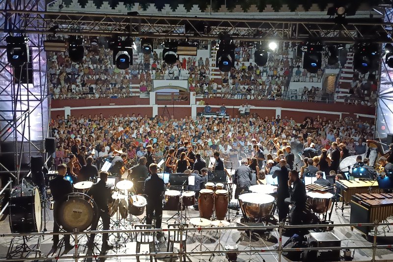 L’homenatge a John Williams posa al Sonafilm en una altra dimensió davant de les 1.500 persones congregades a la plaça de bous d’Ondara L’homenatge a John Williams posa al Sonafilm en una altra dimensió davant de les 1.500 persones congregades a la plaça de bous d’Ondara