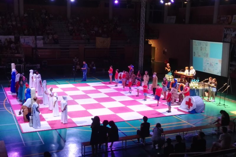 El Ajedrez Viviente recrea en Xàbia el drama de los refugiados en un espectáculo con música y danza en directo El Ajedrez Viviente recrea en Xàbia el drama de los refugiados en un espectáculo con música y danza en directo