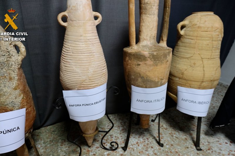 La Guardia Civil incauta en Dénia una de las mayores colecciones ilegales de material arqueológico y restos óseos  La Guardia Civil incauta en Dénia una de las mayores colecciones ilegales de material arqueológico y restos óseos