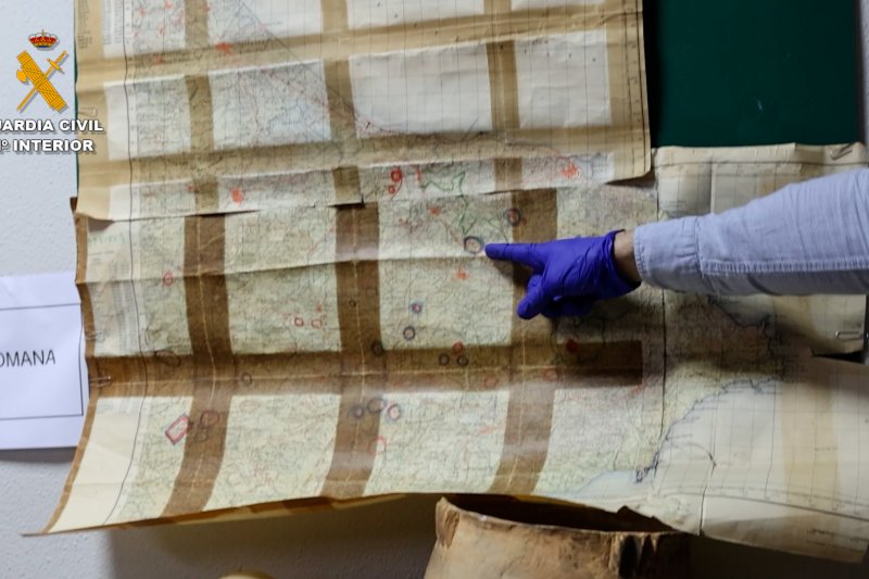 La Guardia Civil incauta en Dénia una de las mayores colecciones ilegales de material arqueológico y restos óseos  La Guardia Civil incauta en Dénia una de las mayores colecciones ilegales de material arqueológico y restos óseos