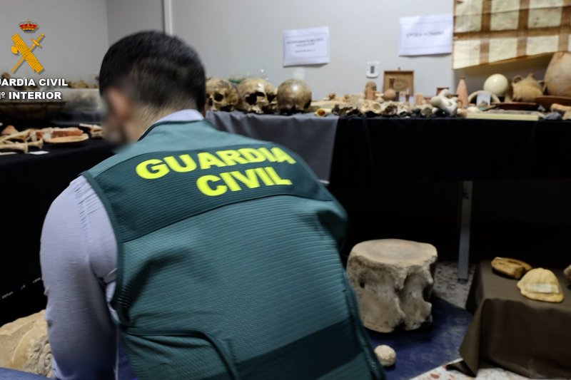 La Guardia Civil incauta en Dénia una de las mayores colecciones ilegales de material arqueológico y restos óseos  La Guardia Civil incauta en Dénia una de las mayores colecciones ilegales de material arqueológico y restos óseos