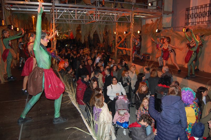 El Festival d’arts escèniques posa la nota exòtica a un carnestoltes pegolí que reverdeix com a referent de la festa a la Marina Alta El Festival d’arts escèniques posa la nota exòtica a un carnestoltes pegolí que reverdeix com a referent de la festa a la Marina Alta