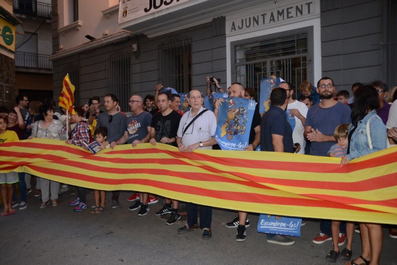 Una concentració a Pedreguer clama per la democràcia i el dret dels catalans a votar la independència Una concentració a Pedreguer clama per la democràcia i el dret dels catalans a votar la independència