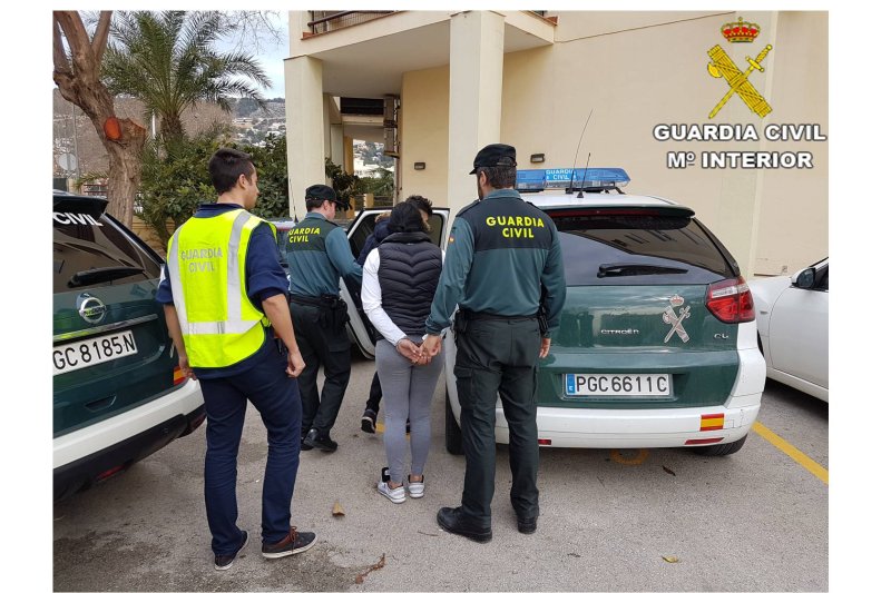 La Guardia Civil sorprende en Xàbia a dos personas cuando robaban mediante el método del abrazo  La Guardia Civil sorprende en Xàbia a dos personas cuando robaban mediante el método del abrazo
