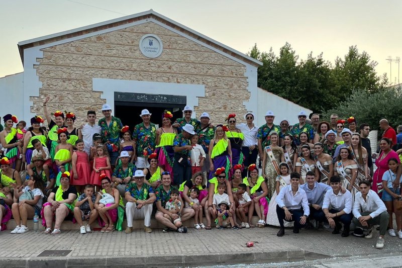 Los desfiles de carrozas, comparsas y cabalgaduras devuelven el humor y la sátira a las Fiestas de la Soledad de Ondara Los desfiles de carrozas, comparsas y cabalgaduras devuelven el humor y la sátira a las Fiestas de la Soledad de Ondara