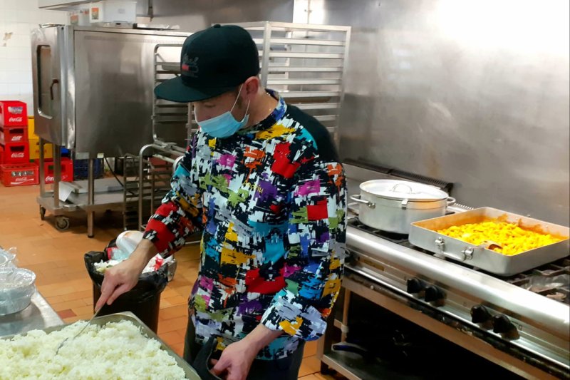 Dos cuiners de Pedreguer preparen un centenar de menús per a les famílies més desfavorides del municipi  Dos cuiners de Pedreguer preparen un centenar de menús per a les famílies més desfavorides del municipi