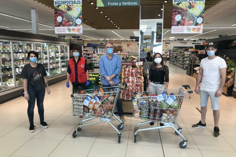 Dos cuiners de Pedreguer preparen un centenar de menús per a les famílies més desfavorides del municipi  Dos cuiners de Pedreguer preparen un centenar de menús per a les famílies més desfavorides del municipi