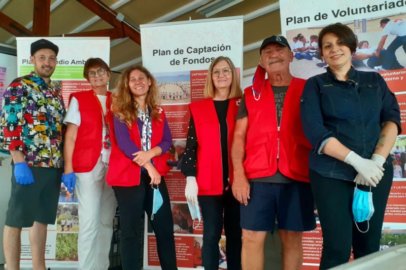 Dos cuiners de Pedreguer preparen un centenar de menús per a les famílies més desfavorides del municipi  Dos cuiners de Pedreguer preparen un centenar de menús per a les famílies més desfavorides del municipi