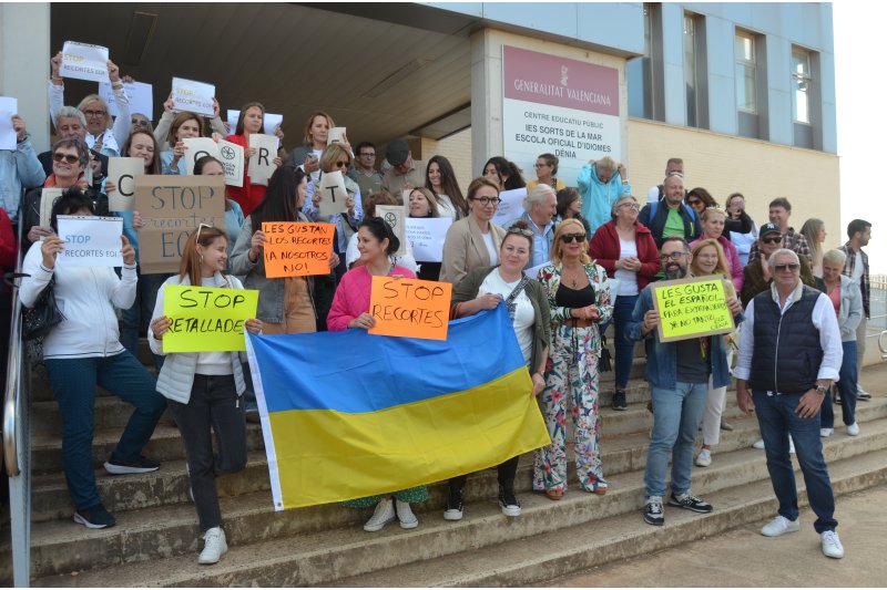 La Generalitat eliminará 12 grupos de la Escuela Oficial de Idiomas de Dénia: 200 plazas y 3 profesores menos  La Generalitat eliminará 12 grupos de la Escuela Oficial de Idiomas de Dénia: 200 plazas y 3 profesores menos