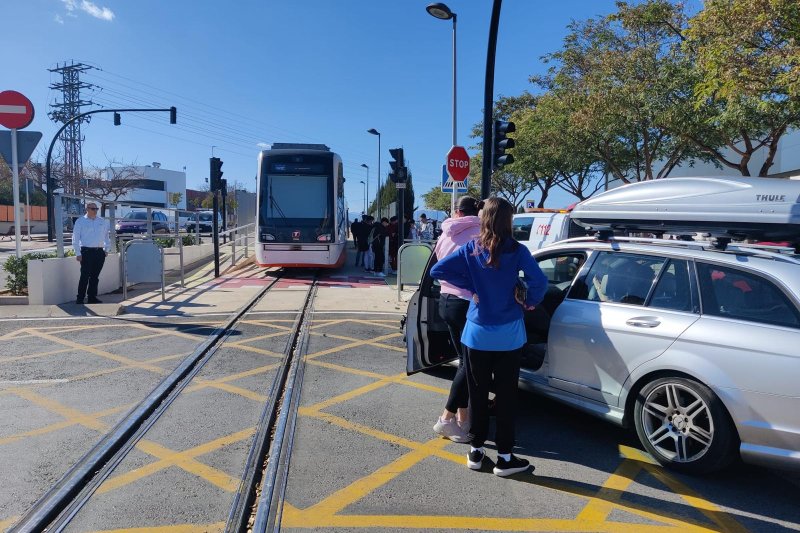 Un vehículo choca contra el trenet tras saltarse el semáforo en rojo  Un vehículo choca contra el trenet tras saltarse el semáforo en rojo