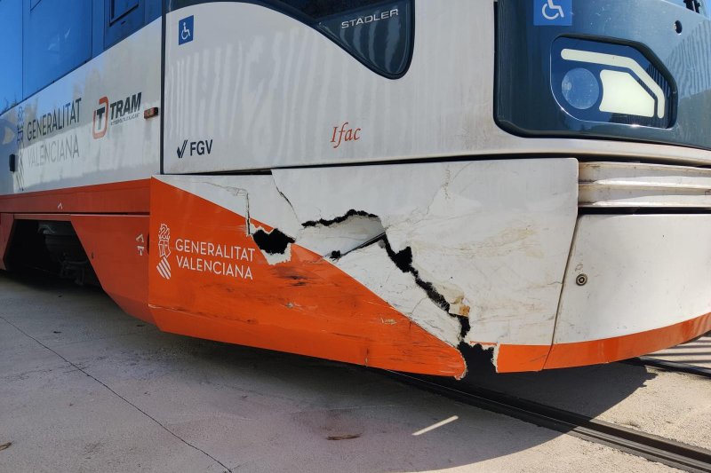 Un vehículo choca contra el trenet tras saltarse el semáforo en rojo  Un vehículo choca contra el trenet tras saltarse el semáforo en rojo