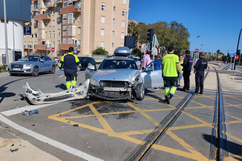 Un vehículo choca contra el trenet tras saltarse el semáforo en rojo  Un vehículo choca contra el trenet tras saltarse el semáforo en rojo