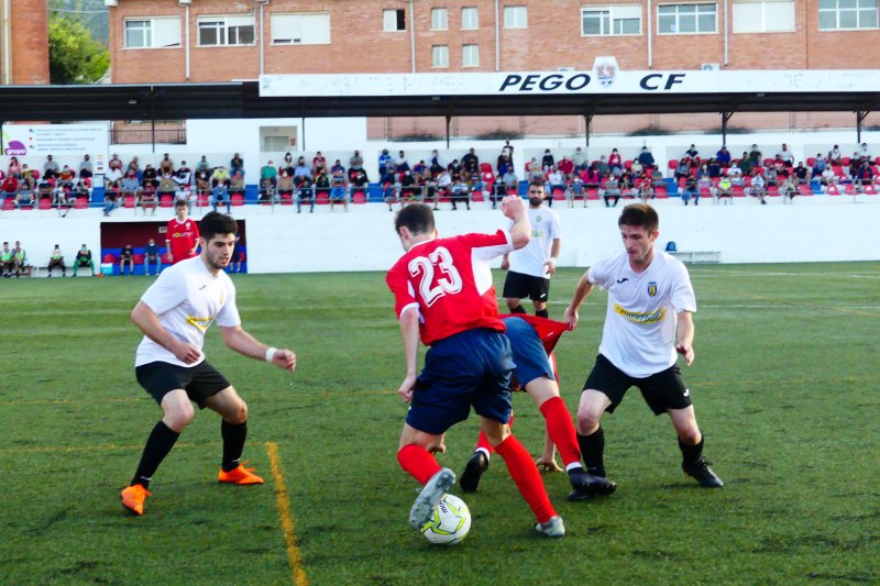 Regional Preferente: Un Pego con mucha casta y poco acierto salva el primer match ball por la permanencia ante el Pedreguer (2-0) Regional Preferente: Un Pego con mucha casta y poco acierto salva el primer match ball por la permanencia ante el Pedreguer (2-0)