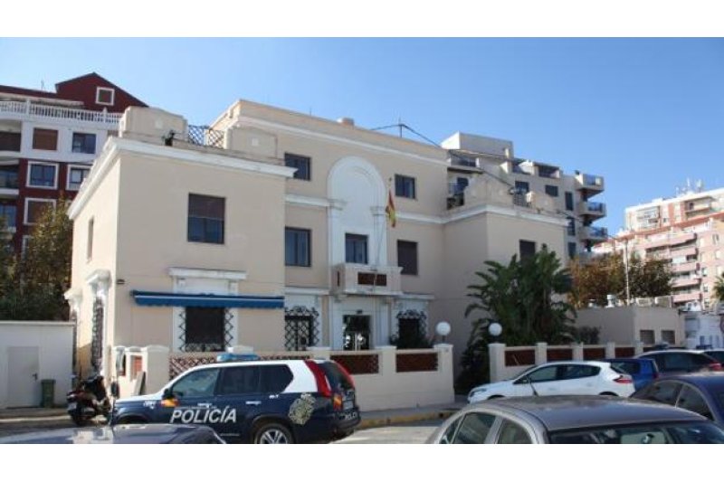 La Policía Nacional detiene a un hombre que acababa de robar en un restaurante de Dénia. La Policía Nacional detiene a un hombre que acababa de robar en un restaurante de Dénia.