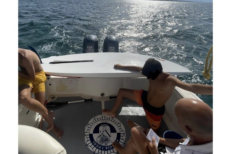 Se les estropea la barca con tres menores a bordo junto a la escollera de Dénia  Se les estropea la barca con tres menores a bordo junto a la escollera de Dénia