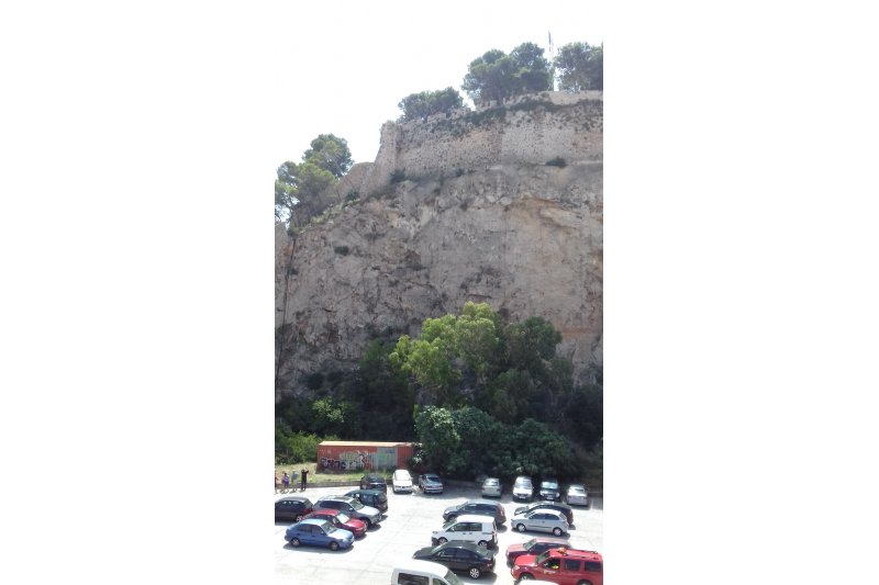 La mujer que se tiró desde el castillo de Dénia con su bebé queda absuelta del delito de asesinato  La mujer que se tiró desde el castillo de Dénia con su bebé queda absuelta del delito de asesinato