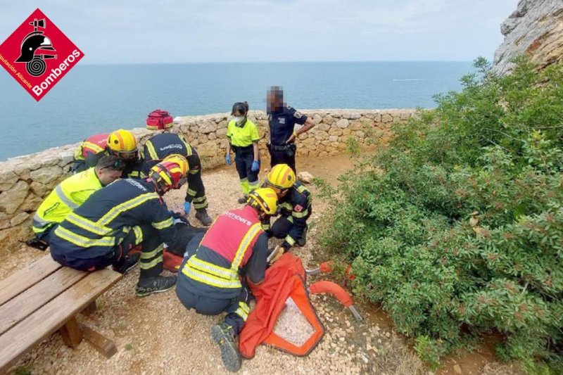 Rescate de una mujer en la Cova Tallà  Rescate de una mujer en la Cova Tallà