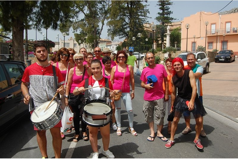 Sanet i Els Negrals: El desplegament de color de les quintaes calfa la temperatura a les festes del Crist de la Salut Sanet i Els Negrals: El desplegament de color de les quintaes calfa la temperatura a les festes del Crist de la Salut