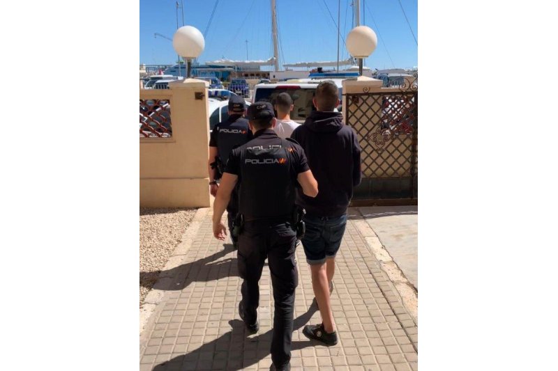La Policía Nacional detiene in fraganti a dos jóvenes por robar material informático de oficinas de Dénia  La Policía Nacional detiene in fraganti a dos jóvenes por robar material informático de oficinas de Dénia