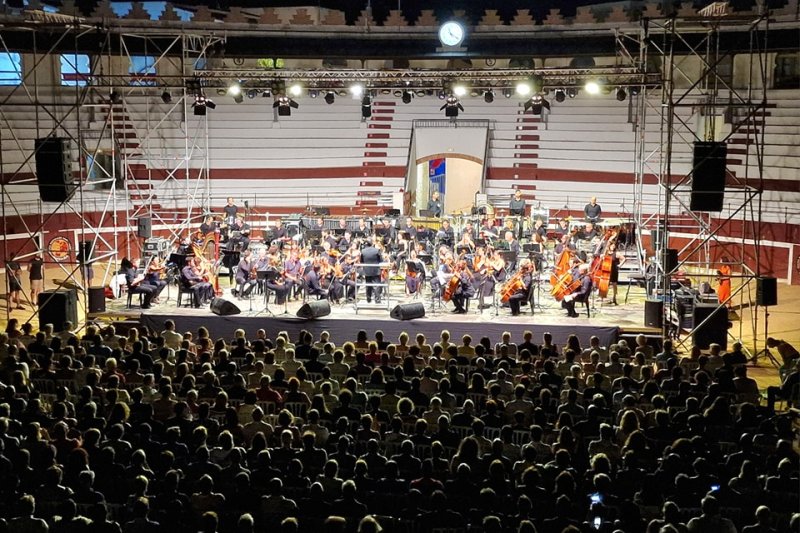 La música de 007 embarga d''acció i incertesa l’acte central del Sonafilm 2023 a plaça de bous d’Ondara La música de 007 embarga d''acció i incertesa l’acte central del Sonafilm 2023 a plaça de bous d’Ondara