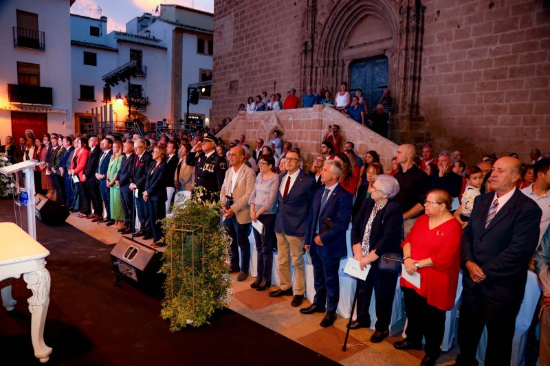 La Associació Meridià Zero y la Comissió de Festes de Sant Sebastià reciben los premios Vila de Xàbia La Associació Meridià Zero y la Comissió de Festes de Sant Sebastià reciben los premios Vila de Xàbia