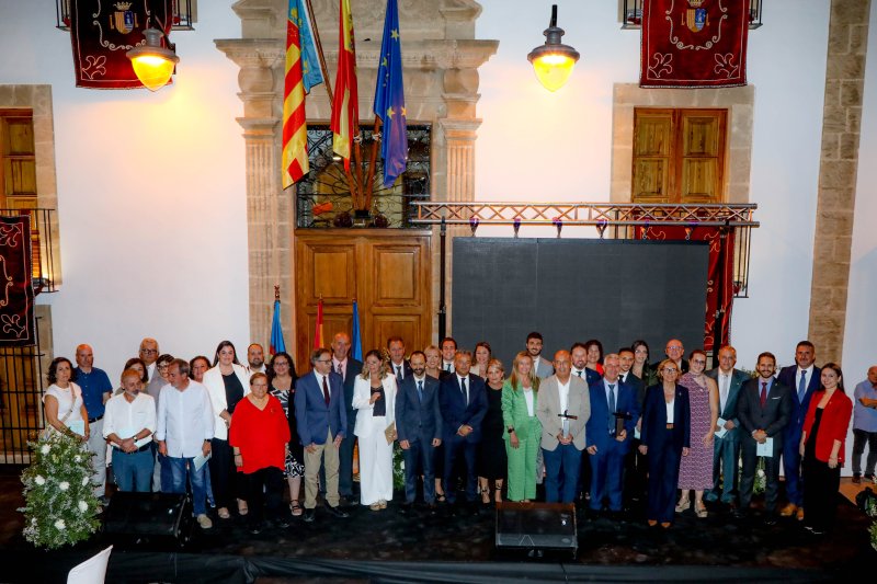 La Associació Meridià Zero y la Comissió de Festes de Sant Sebastià reciben los premios Vila de Xàbia La Associació Meridià Zero y la Comissió de Festes de Sant Sebastià reciben los premios Vila de Xàbia